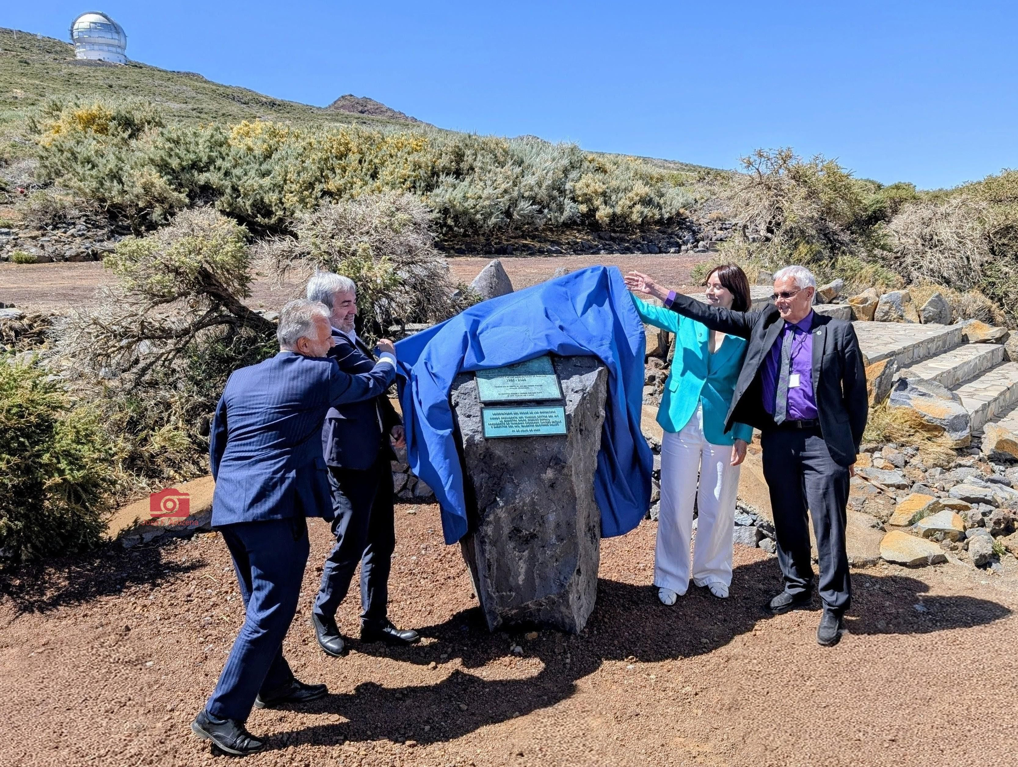 Placa por el 40 aniversario en el Roque de Los Muchachos.