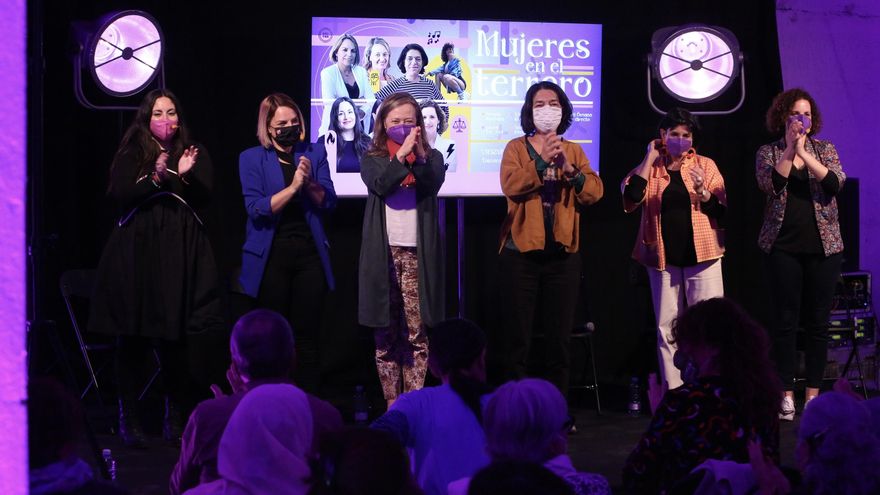 Dirigentes de Podemos, entre ellas Victoria Rosell o Noemí Santana, en el acto 'Mujeres en el terrero'.