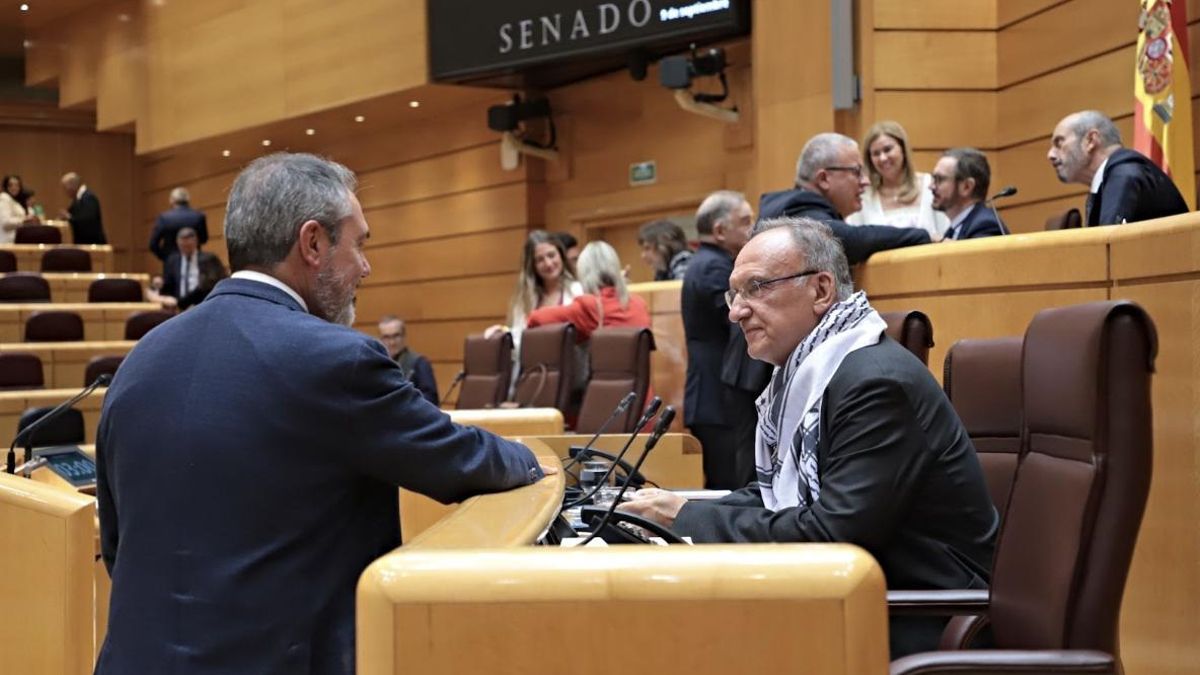 Manuel Fajardo, a la izquierda, conversa con el portavoz del Grupo Socialista en el Senado, Juan Espadas.