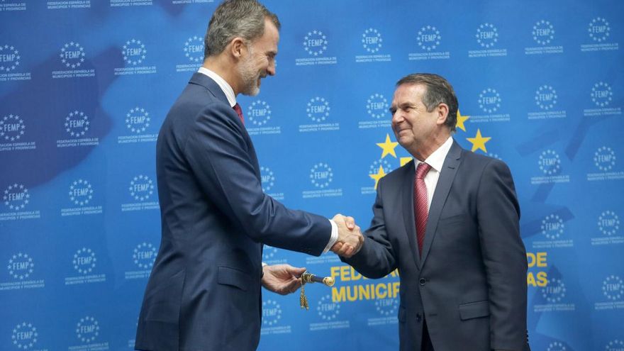 La FEMP reúne a 22 alcaldes en el cargo desde 1979 para cerrar la celebración de los 40 años de las primeras elecciones