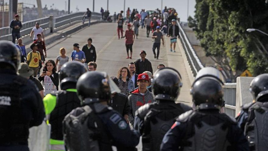 Centenares de migrantes rompen cerco policial mexicano para llegar a EE.UU.