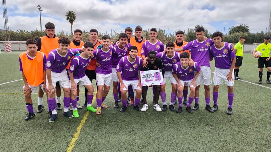 Massamba, junto a sus compañeros del Juventud Laguna