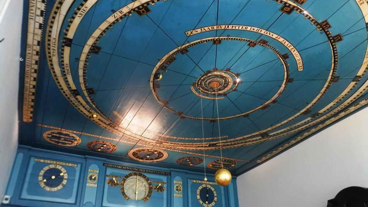 Planetas en movimiento. Planetario de Eisinga, una joya del siglo XVIII.