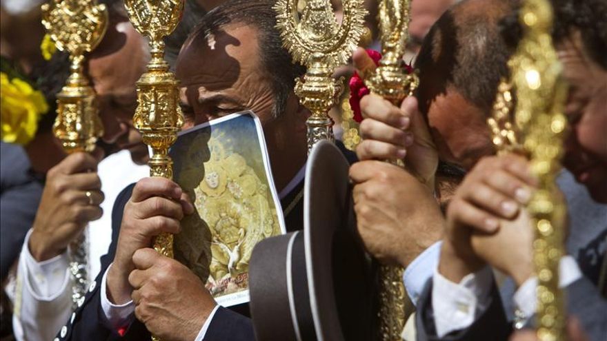 Los almonteños saltaron la reja a las 3:25 y comenzó la procesión de la Virgen