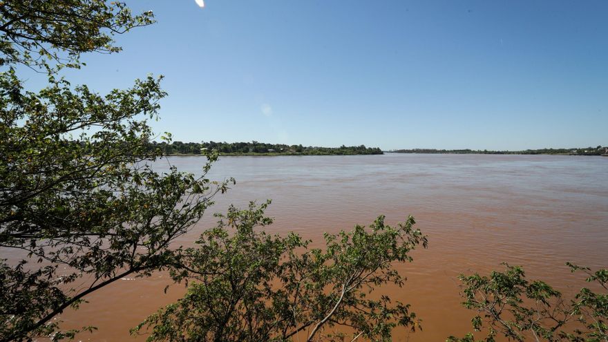 Vista del río Uruguay en el departamento de Salto (noroeste), donde se divide la frontera uruguaya con la argentina, el 27 de octubre de 2021 en Salto (Uruguay). EFE/Raúl Martínez.