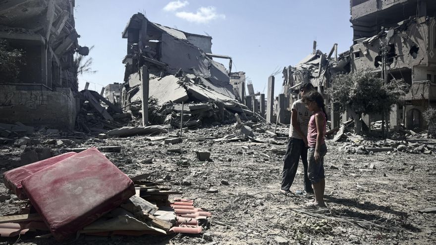 GAZA, 04/10/2025.- Imagen tomada este sábado en la ciudad de Gaza. Los habitantes de la ciudad de Gaza, asediada desde hace semanas por Israel, recuperaron este sábado cierta normalidad y la esperanza con ataques menos intensos tras los avances hacia un posible fin de la ofensiva israelí, pero dicen no tener razones para celebrar una tregua que aún no ha llegado. Un día después de que Hamás anunciara su intención de negociar de acuerdo al plan estadounidense para Gaza y de que Donald Trump exigiera a Israel el cese de los bombardeos, los habitantes de la capital salieron este sábado a las calles para ir al mercado, más concurrido que en días anteriores, o intentaron acceder, sin éxito, a sus casas en zonas controladas por el Ejército israelí. EFE/Ahmad Awad