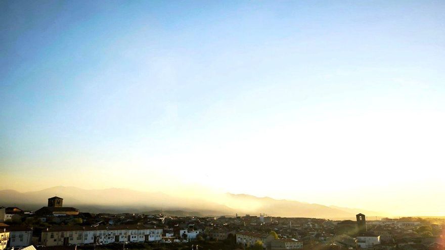 El humo del incendio de Losar de la Vera obliga a extremar precauciones mientras el fuego alcanza ya las 550 hectáreas