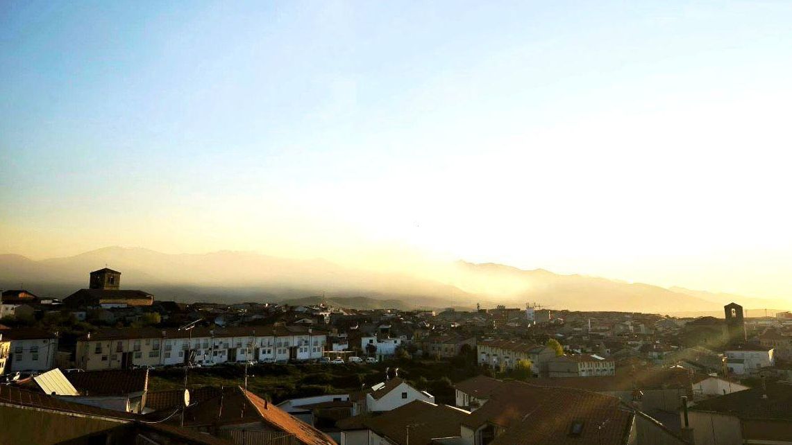 El humo del incendio de Losar de la Vera obliga a extremar precauciones mientras el fuego alcanza ya las 550 hectáreas