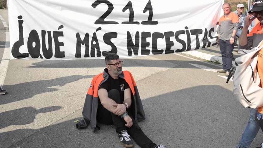 Un trabajador durante la huelga de Bridgestone