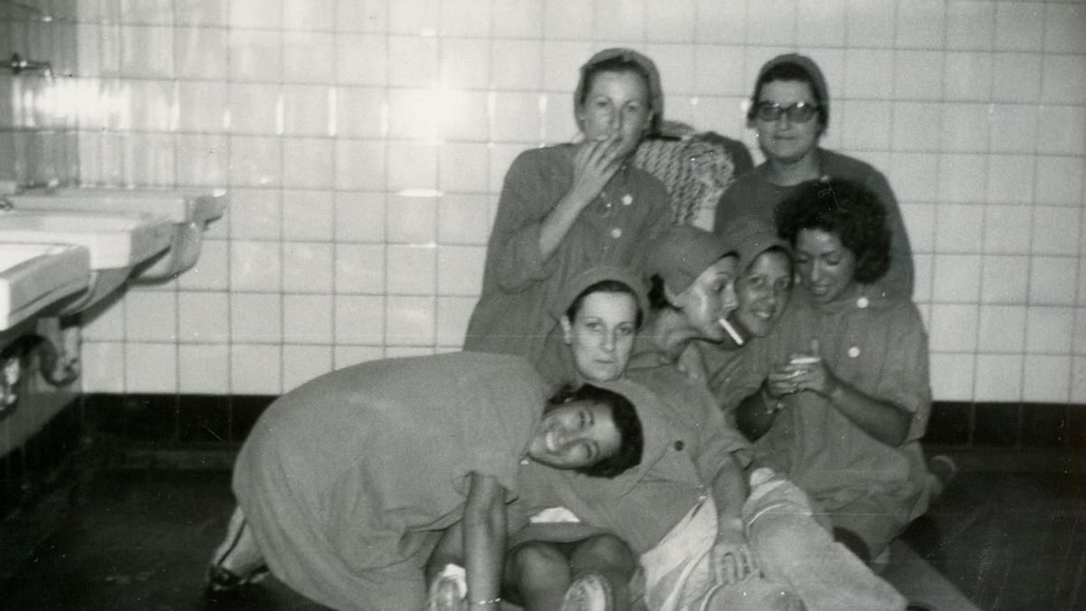 Cigarreras de San Sebastián se fotografían en el baño