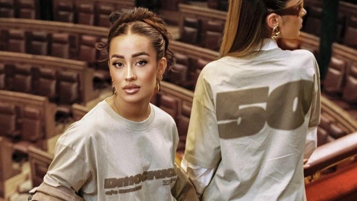 No, el Gobierno no ha sacado una marca de ropa millonaria: el bulo que retuerce la campaña 'Dmocracia' con Marina Rivers