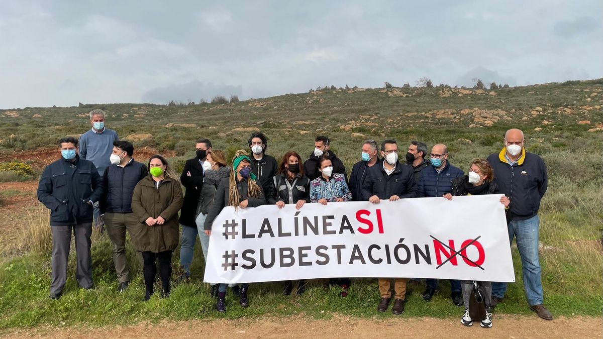 Pancarta de los ediles de La Línea contra la subestación Portichuelos.