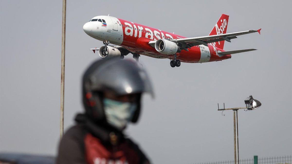 An Air Asia Airlines plane prepares to land at the Manila International Airport in Manila, Philippines, 30 November 2021. Philippine authorities have tightened border control as preventive measures against the new COVID-19 variant Omicron, banning flights from countries such as South Africa, Botswana, Namibia, Zimbabwe, Lesotho, Eswatini, Mozambique, Austria, the Czech Republic, Hungary, the Netherlands, Switzerland, Belgium and Italy.