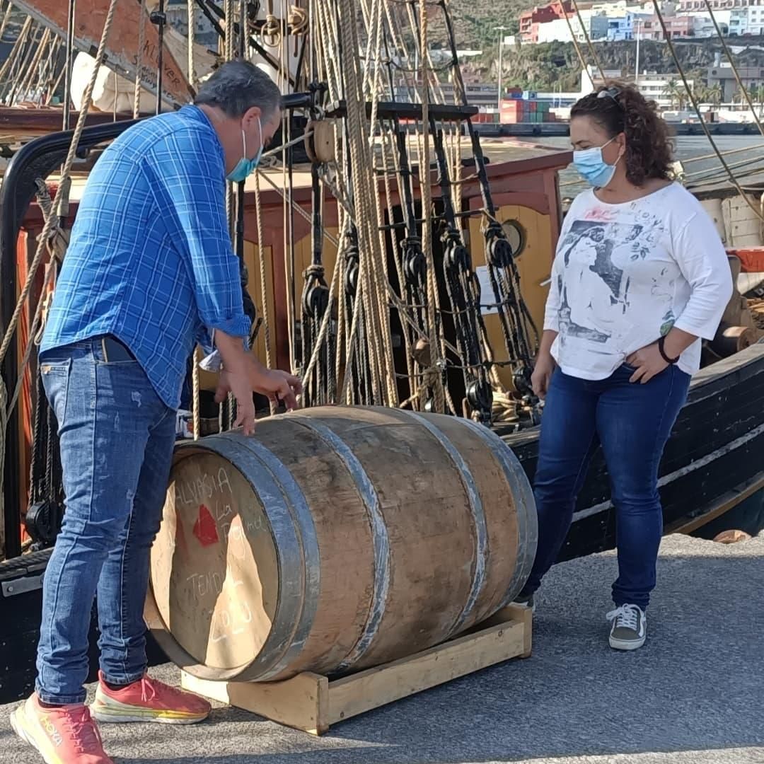 Constan y Nancy junto a la barrica de malvasía a su llegada al puerto de Santa Cruz de La Palma. LA PALMA AHORA