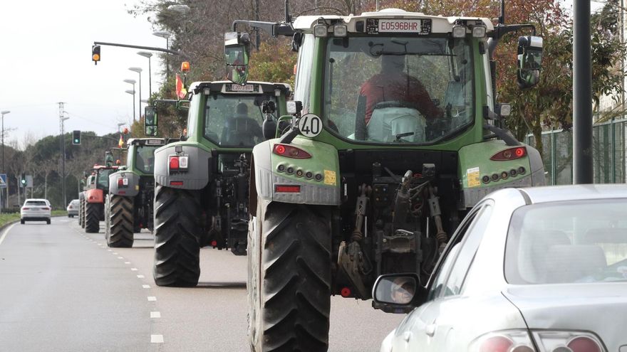 Los agricultores vuelven a sacar los tractores a la calle cortando varias vías en Castilla y León
