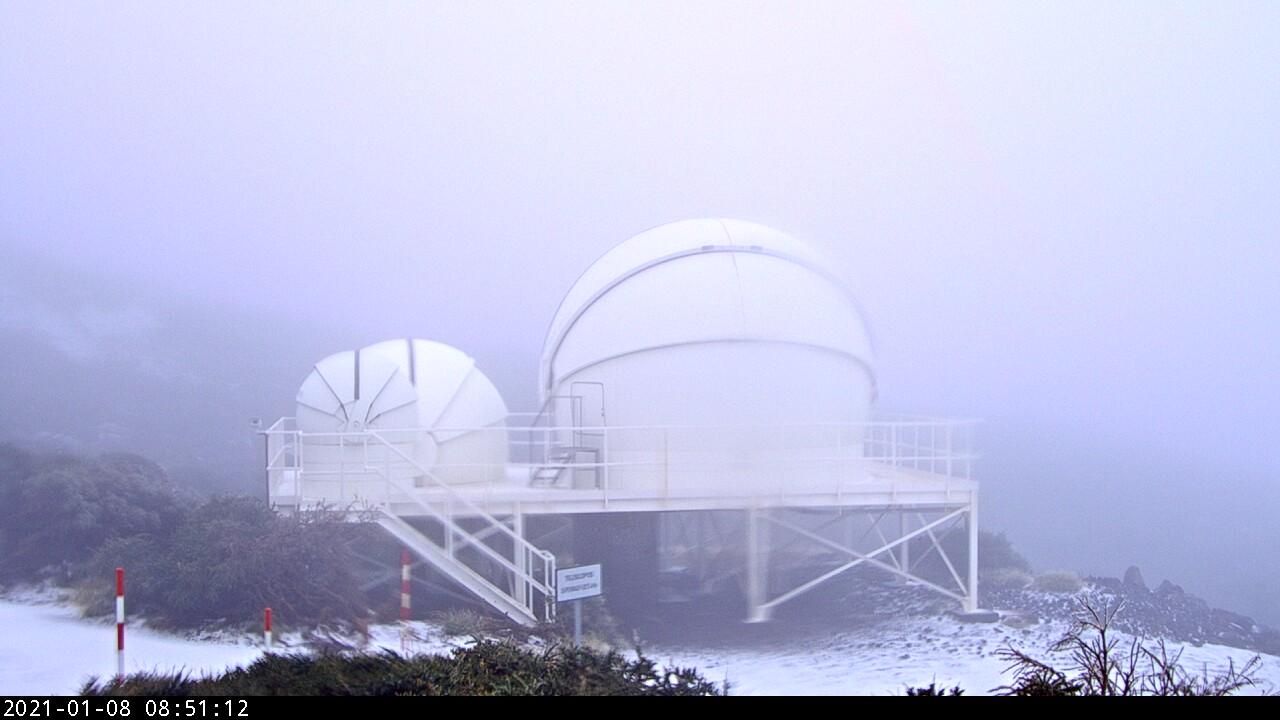 Entorno de los telescopios Warwick, este viernes, con nieve y granizo.Imagen captada de la webcam de los telescopios Warwick.