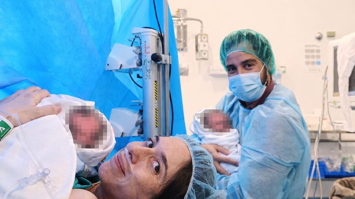 Los padres, con las recién nacidas.