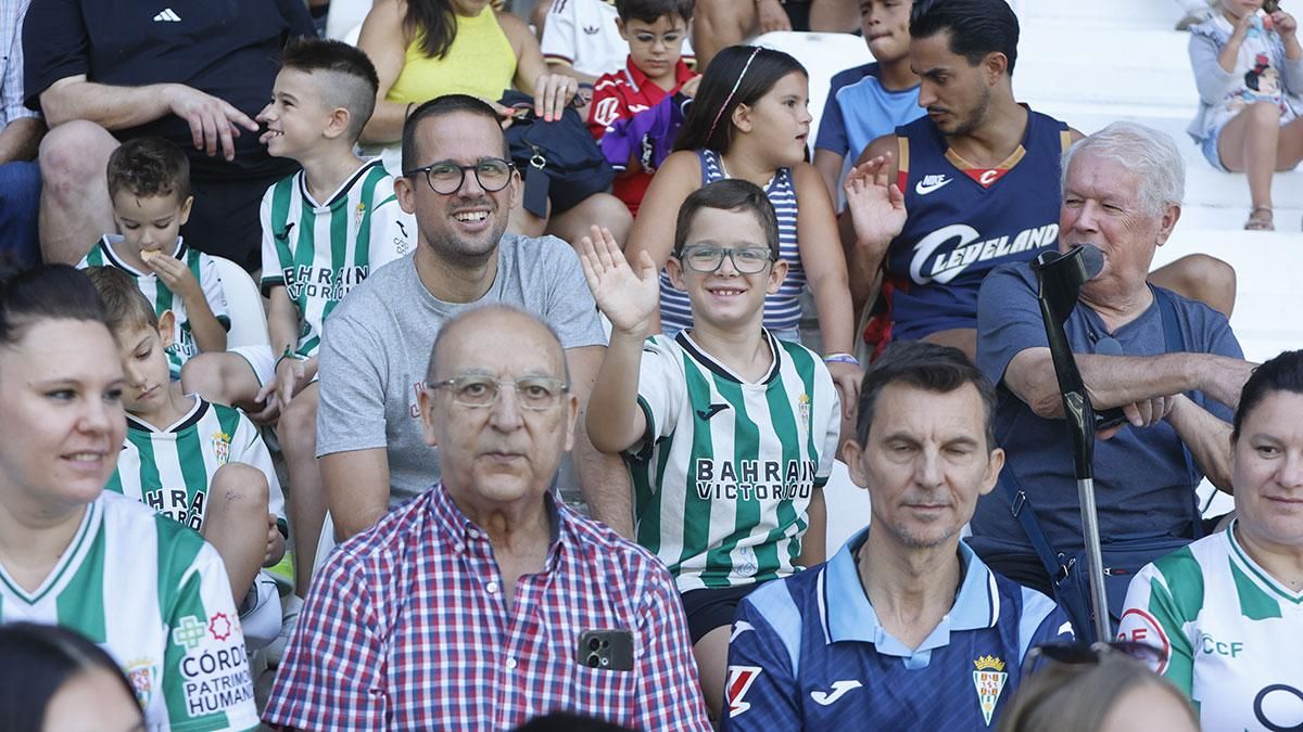 Entrenamiento del Córdoba a puerta abierta para la afición