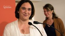 Colau, con la concejal de Urbanismo, Janet Sanz, en segundo plano