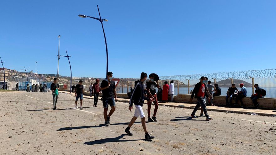 Un grupo de marroquíes en el paso fronterizo de Tarajal, Ceuta este miércoles. EFE/ Mohamed Siali