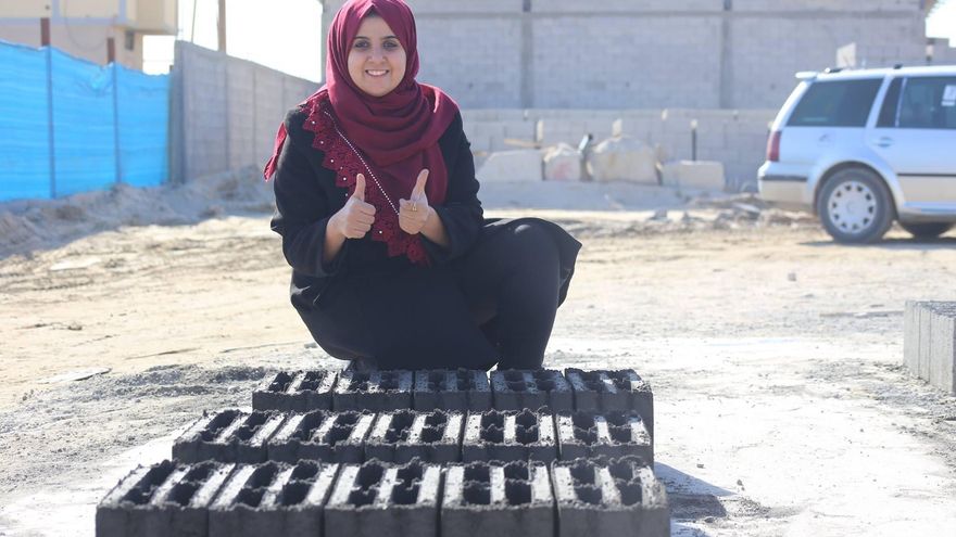 Majd Mashharawi, junto a los ladrillos creados a base de cenizas y escombros