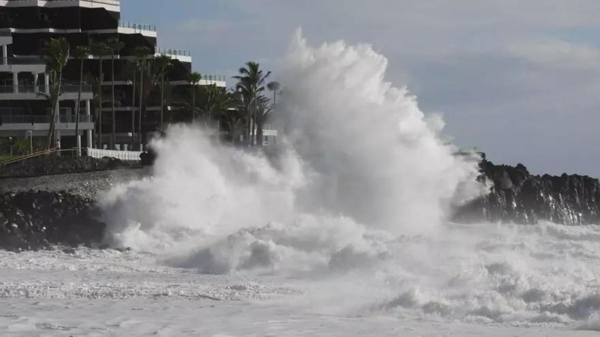 Alerta máxima por fenómenos costeros en Canarias