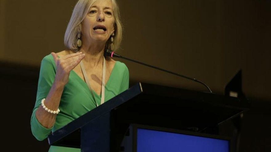 La subdirectora General de Educación de la UNESCO, Stefania Giannini (c), participa en el Foro Internacional sobre Inclusión y Equidad en la educación este miércoles, en Cali (Colombia).