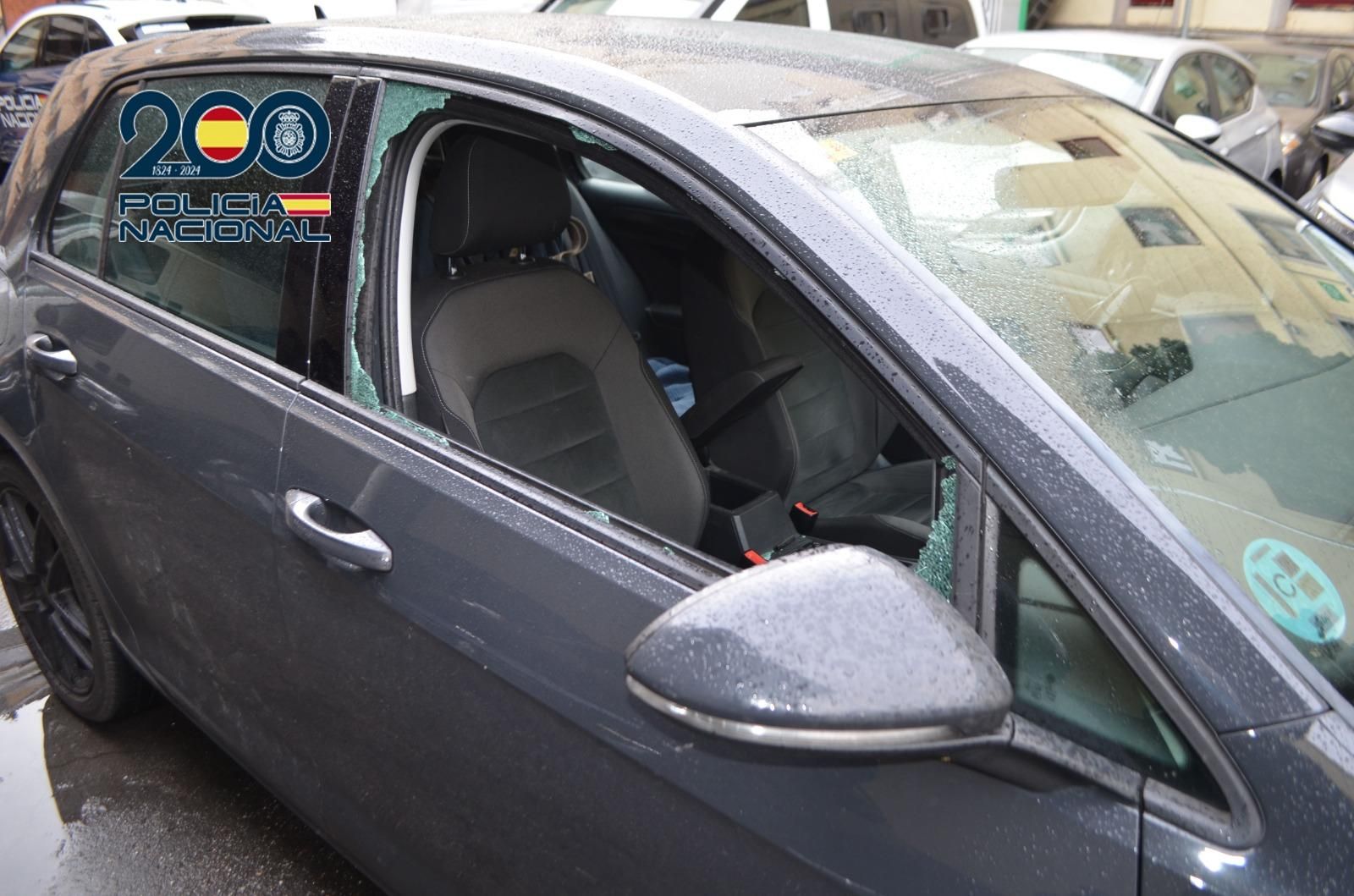 Uno de los más de 30 coches forzados para robar en su interior las nuevas balizas y otros objetos de valor en León.