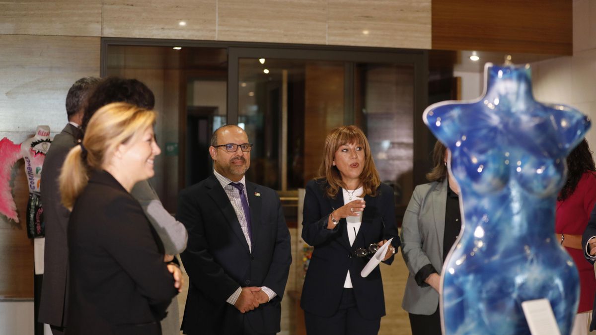 El presidente de las Cortes de Castilla-La Mancha ha inaugurado la exposición ‘Arte a dos manos: mujeres y salud mental’ que estará abierta hasta el 24 de octubre