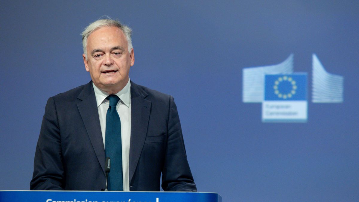 Archivo - El vicesecretario de Institucional del PP, Esteban González Pons, durante una comparecencia tras la firma del acuerdo para la renovación del CGPJ, en el Parlamento Europeo, a 25 de junio de 2024, en Bruselas (Bélgica). Bolaños y Pons han manteni