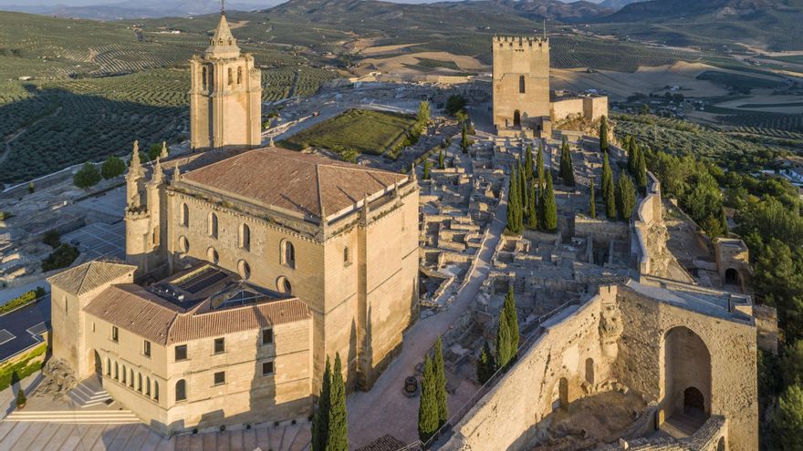 Este castillo, a medio camino de la Alhambra y la Mezquita, estaba comunicado con un sistema de túneles y pasajes secretos