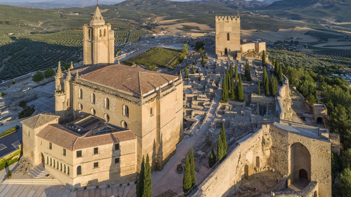 Este castillo, a medio camino de la Alhambra y la Mezquita, estaba comunicado con un sistema de túneles y pasajes secretos