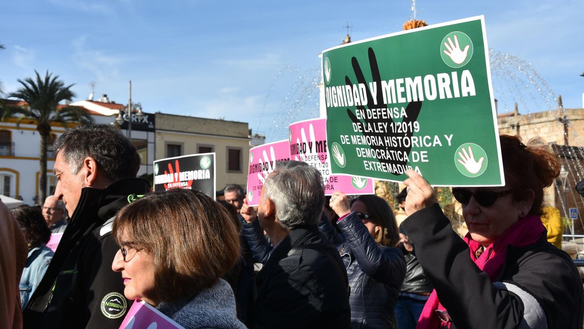 Concentración en Mérida contra la derogación de la Ley de Memoria de Extremadura.