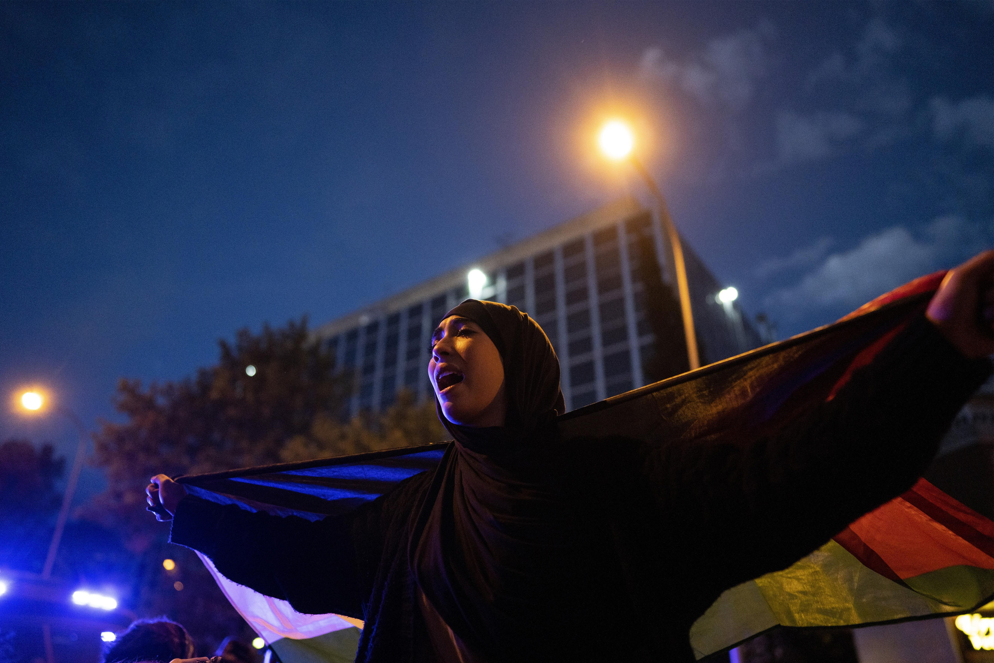Cientos de personas en la concentracion "Detengamos la masacre en Gaza"  frente a la embajada de Israel en Madrid.  18/10/2023