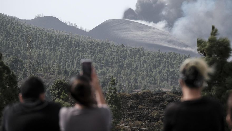 Volcán en Cumbre Vieja, La Palma, en erupción junto a un monte asolado por el calor y las cenizas
