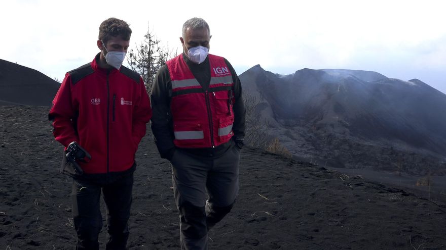 Aythami Sánchez, del Grupo de Emergencias y Seguridad del Gobierno de Canarias, y Stavros Meletilidis, investigador del IGN.