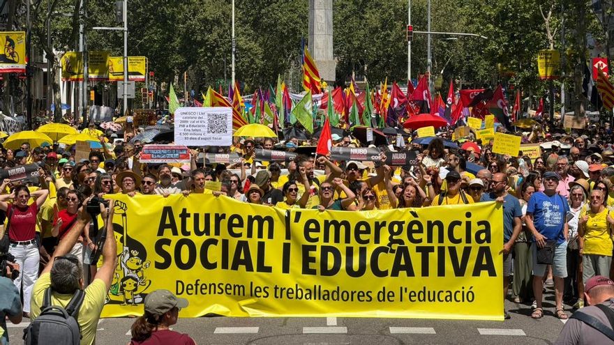 Miles de profesores y familias vuelven a manifestarse en Barcelona para pedir mejoras en la educación