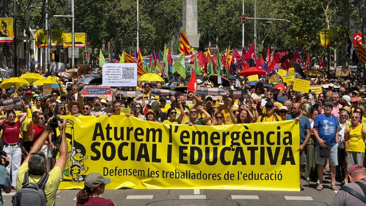 Cientos de profesores y familias vuelven a manifestarse en Barcelona para pedir mejoras en la educación