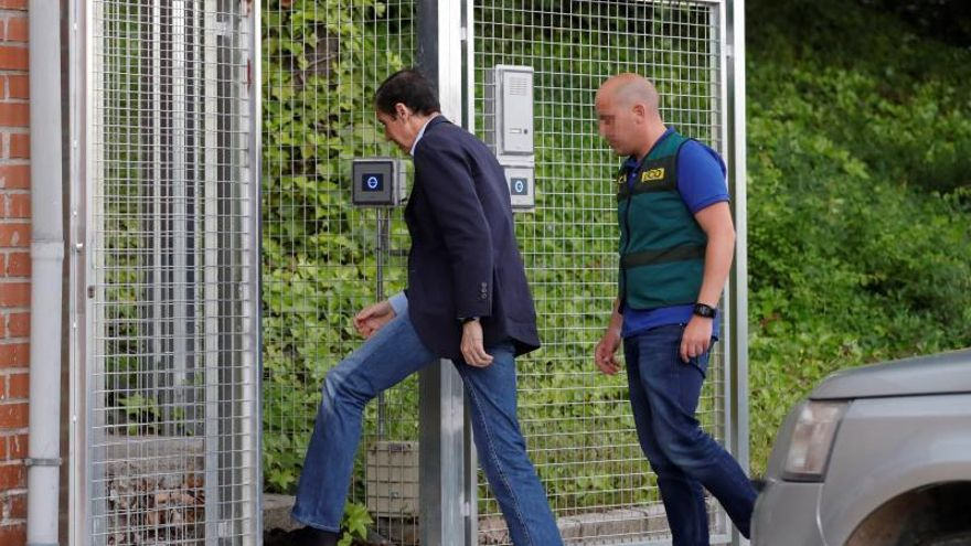Eduardo Zaplana, en uno de los registros el día de su detención.