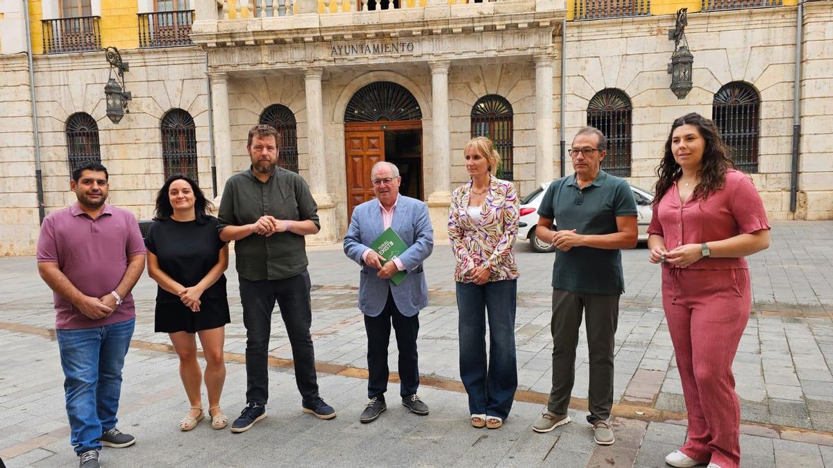Los concejales de Teruel Existe y del PSOE en el Ayuntamiento, este jueves.