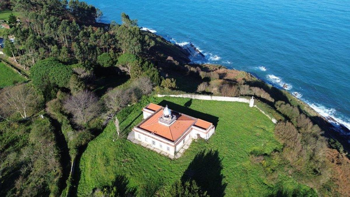 El faro de Tereñes, en Ribadesella, se va a rehabilitar para crear apartamentos turísticos sin perder su función de señal marítima