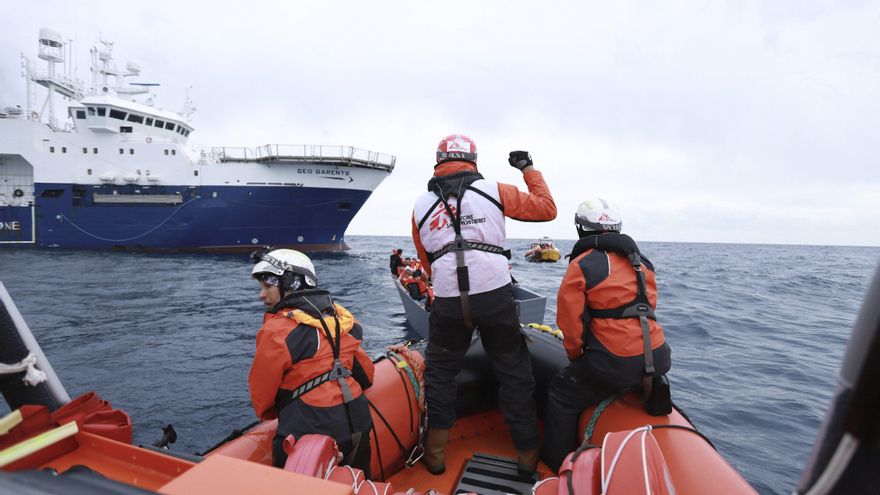El Geo Barents, de MSF, rescata a 48 migrantes a bordo de una barca de madera