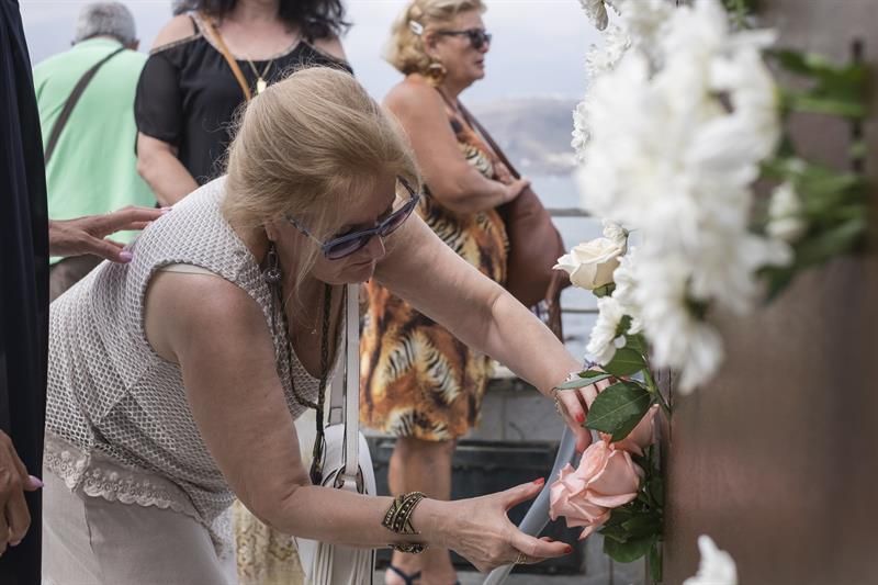 Momento del homenaje en la prolongación del paseo de la playa de Las Canteras. EFE/Ángel Medina G.