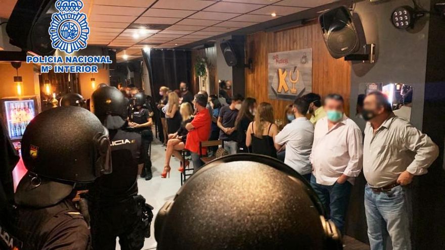 Desalojados un bar que celebraba fiestas COVID-19 y una peña en Zaragoza. Ambos locales estaban abiertos fuera de hora e incumplían las medidas sanitarias de seguridad.