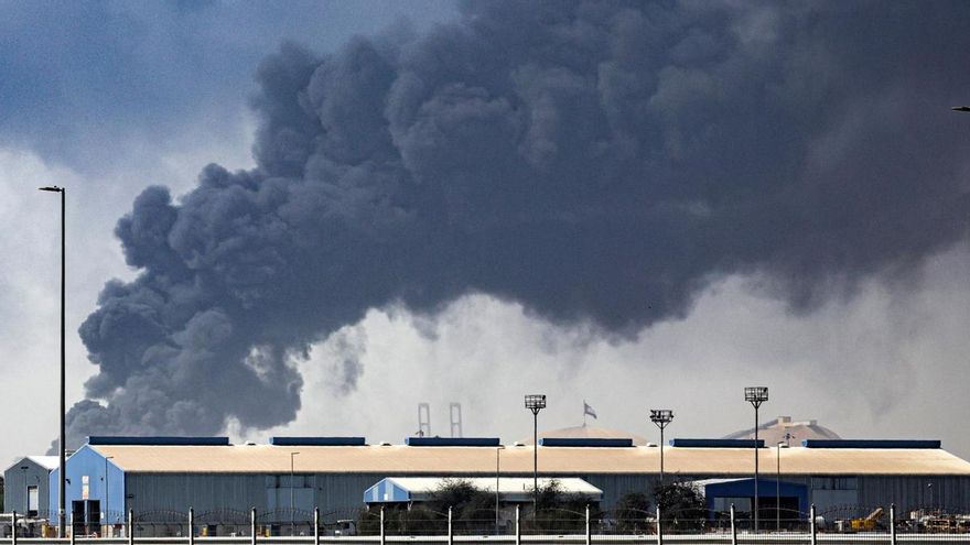 Una columna de humo sobre el aeropuerto de Dubai