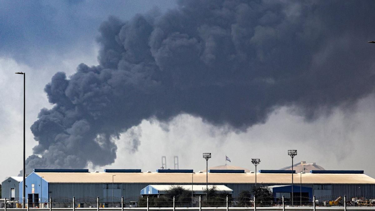 Una columna de humo sobre el aeropuerto de Dubai