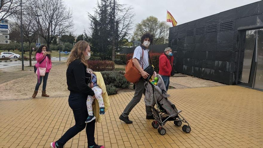 Llegada de refugiados ucranianos al centro de recepción de Madrid para pedir los papeles.