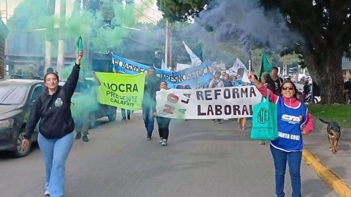 En Santa Cruz, los estatales protestan contra un proyecto de ley de emergencia económico-financiera y administrativa que presentó el Poder Ejecutivo.
