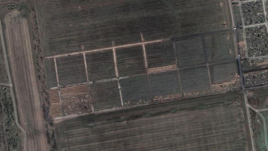 Captura de Google Earth en el punto cercano a Jersón donde según la organización Center for Information Resilience el Ejército ruso cava fosas desde el inicio de la invasión.