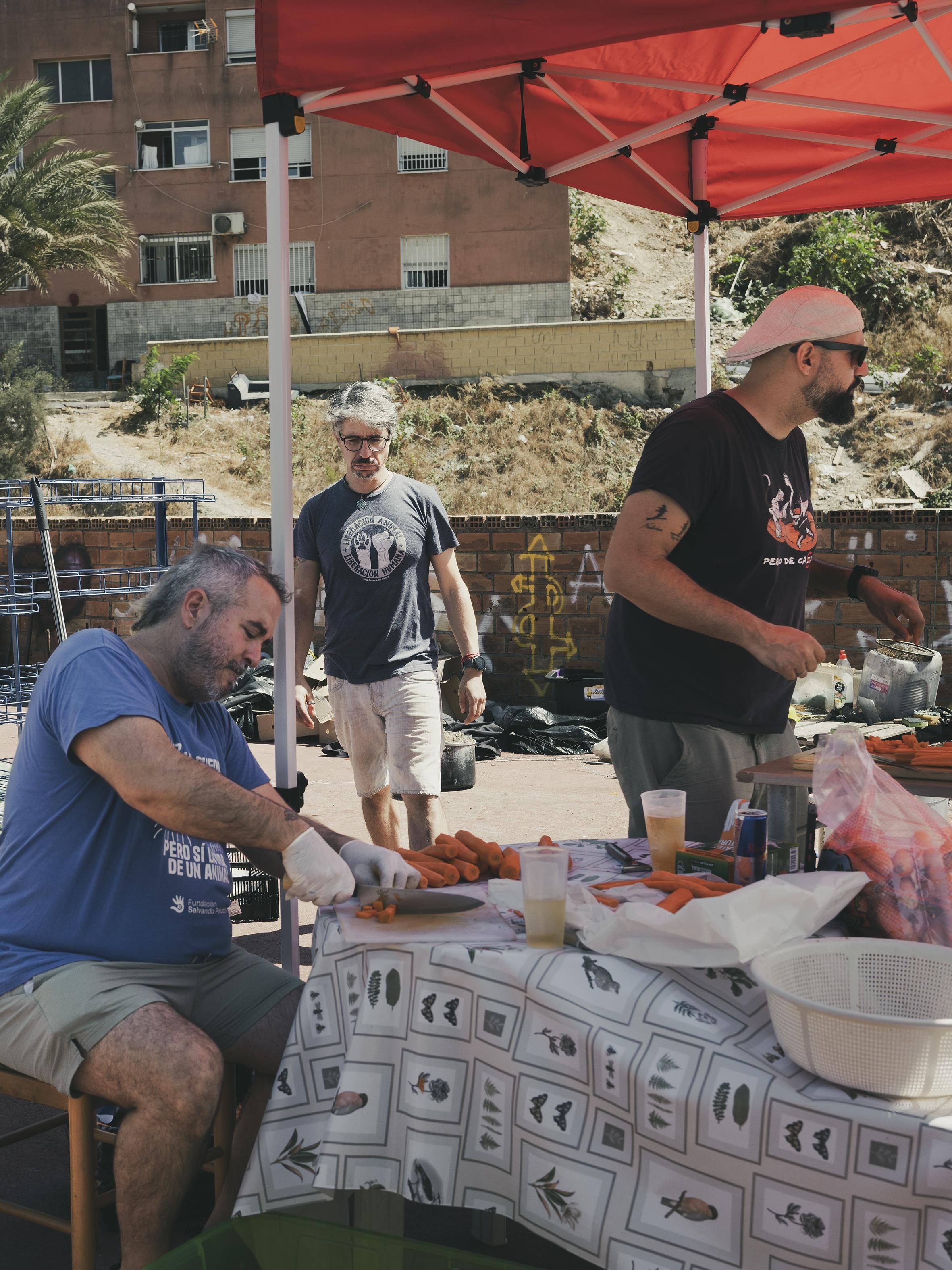 Fernando Sánchez Ocaña, Sergi Segarra y Carlos Rodríguez cocinando vegano para alimentar a las personas en tránsito desatendidas en Ceuta.